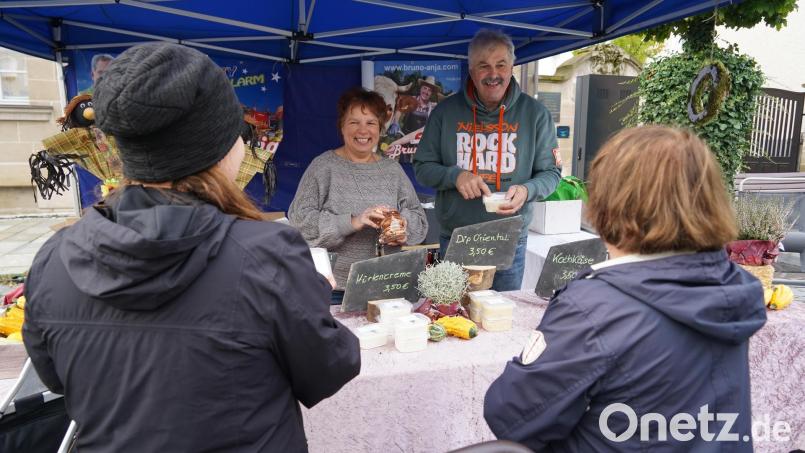 Bruno und Anja, bekannt aus der RTL-Serie „Bauer sucht Frau“, waren Anfang September auf dem Wochenmarkt in Kemnath-Stadt zu Gast. Ihre nächste Station ist ein Flohmarkt in Weiden, danach kommen sie nach Amberg. Archivbild: kaz