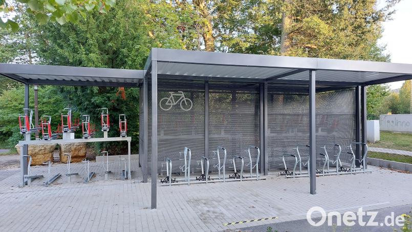 Vor der neuen Fahrrad-Abstellanlage am Bahnhof in Neukirchen gibt es eine kleine Stufe, die von einer schwarz-gelben Markierung (unten im Bild) angedeutet wird. Sie ist Nutzern schon zur Stolperfalle geworden. Bild: mfh