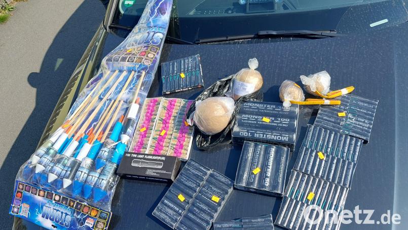Die Bundespolizei Waidhaus stellte in Waldsassen sieben Kilogramm Pyrotechnik sicher. Bild: Bundespolizei Waidhaus/exb