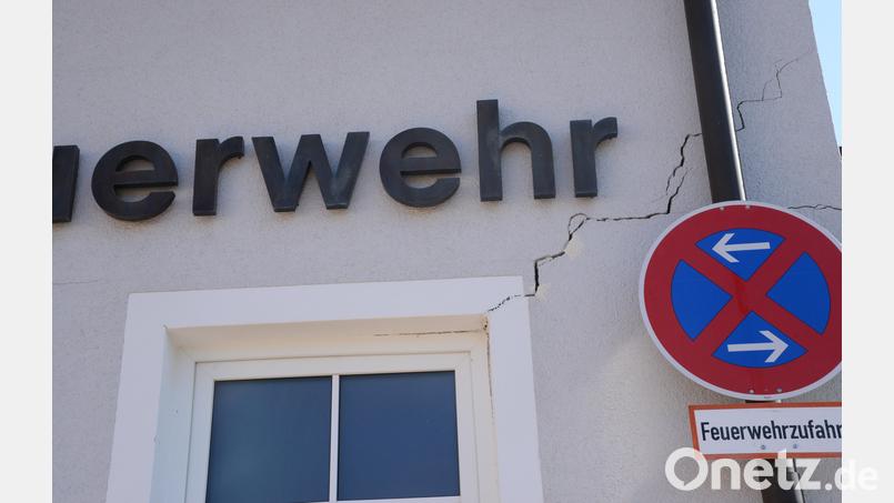 Die Risse in der Fassade des Feuerwehrhaues in Etzenricht sind unübersehbar. Jetzt sollen Harzinjektionen den Untergrund verfestigen. Bild: bey