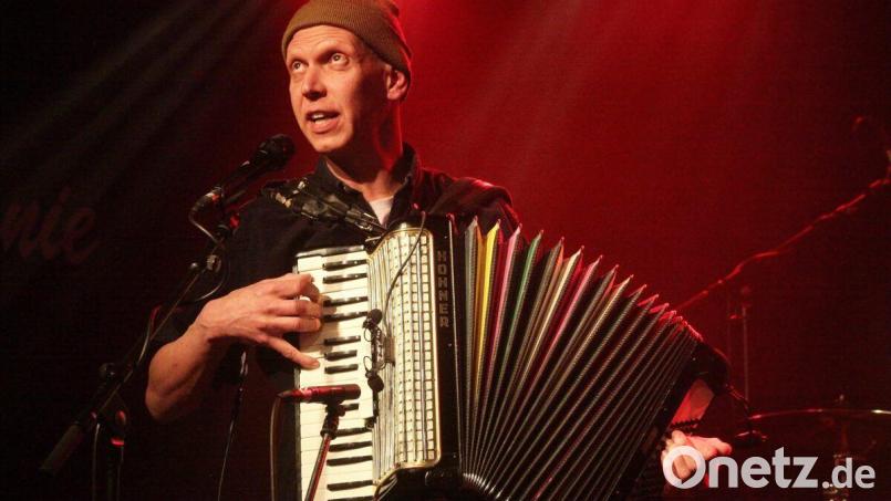 Mit Akkordeon &amp; Gitarre ist Maxi Pongratz auf Tour. Bild: Michael-A. Schmiedel/exb
