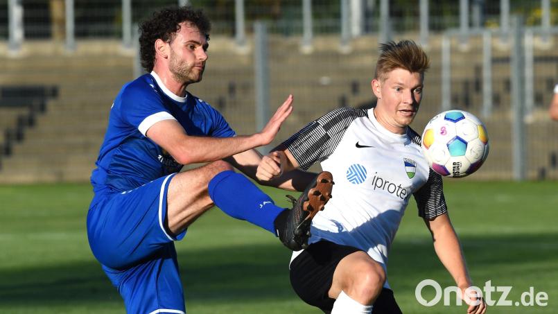 Igli Cami (links/Szene aus dem Spiel gegen Münchberg) stand bei der SpVgg SV gegen Erlangen wieder in der Startelf. Am Ende verloren die Oberpfälzer 0:2. Bild: Büttner
