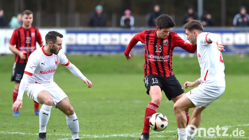 1:1 trennten sich der SC Luhe-Wildenau (gestreifte Trikots) und der TB Roding im März. Fabian Magerl (Zweiter von rechts) ist beim Sportclub dieses Mal nicht dabei. Archivbild: Büttner