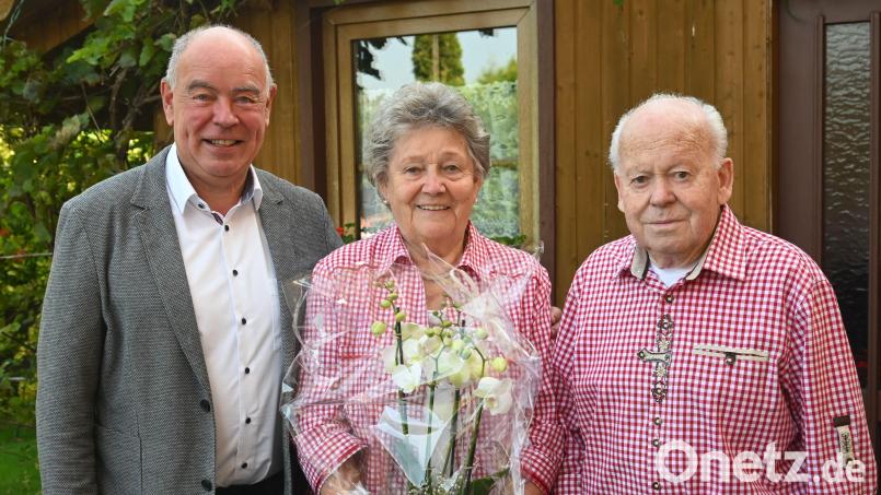 Bürgermeister Roland Strehl gratulierte Christine und Josef Meiler zum 60. Hochzeitstag. Bild: gf