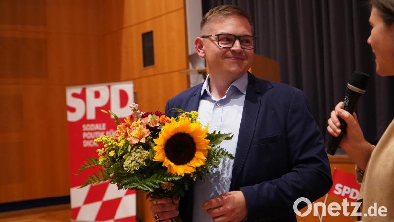 Blumen für den Sieger: Der Eschenbacher Gregor Forster freut sich über seine Nominierung als Bundestagskandidat der SPD Nordoberpfalz. Bild: Laura Fröhler