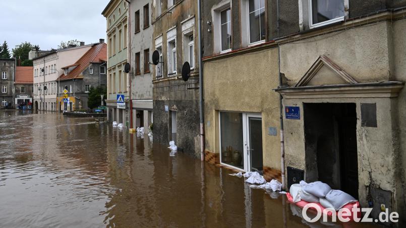Schwere Regenfälle haben ganze Straßen in Ambergs polnischer Partnerstadt Bystrzyca Kłodzka unter Wasser gesetzt. Bild: Maciej Kulczynski/dpa