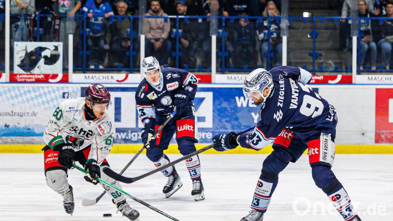Der Rosenheimer Shane Hanna (links) versucht in dieser Szene, den Schuss von Lukas Vantuch von den Blue Devils Weiden zu blocken. Bild: Werner Moller