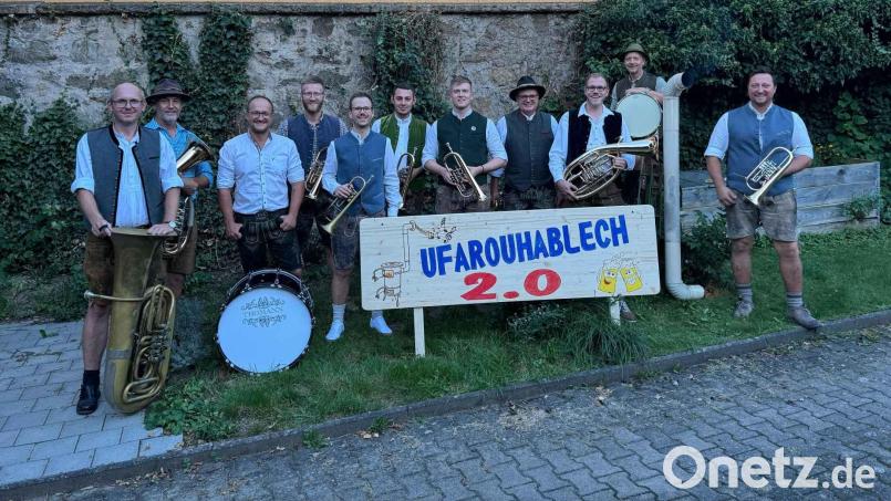 Die Blaskapelle tritt unter anderem mit (von links) Wolfgang Voit (Baß), Michael Schwarz (Bariton), Thomas Meckl (große Trommel), Johannes Kleber (Trompete), Fabian Dimper (Flügelhorn), Alexander Procher (Flügelhorn), Tobias Eichstetter (Flügelhorn), Markus Karl ( Flügelhorn), Florian Scherbl (Tenorhorn), Marco Hauer (Schlagzeug) und Manuel Meckl (Flügelhorn, Gesang) auf. Bild: gz