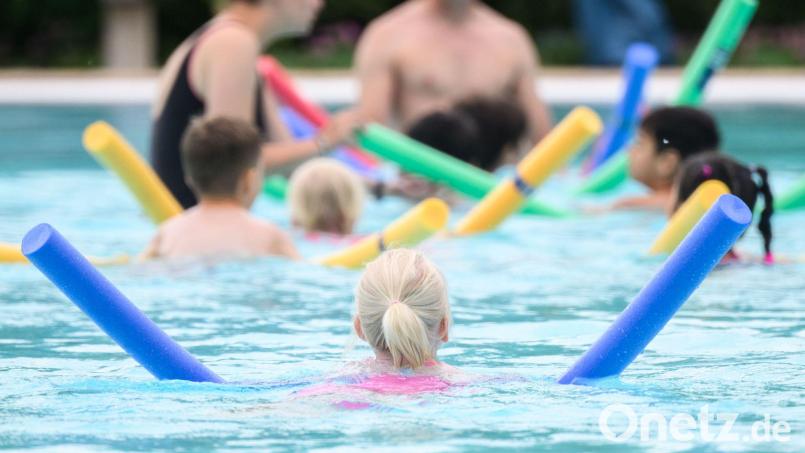 Schwimmen ist lebenswichtig. Neben den Eltern sehen sich auch die Schulen in der Pflicht, dass Kinder ihre Schwimmfähigkeit ausbauen. Die Rahmenbedingungen werden aber immer schlechter. An der Grundschule Vohenstrauß steht der regelmäßige Schwimmunterricht auf der Kippe. Symbolbild: Julian Stratenschulte/dpa