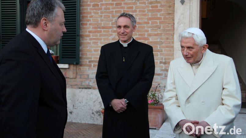 Als Ende 2015 eine Amberg-Sulzbacher Delegation den Weihnachtsbaum für den Petersplatz nach Rom brachte, trafen die Besucher mit Landrat Richard Reisinger (links) an der Spitze neben dem emeritierten bayerischen Papst Benedikt XVI. (rechts) auch dessen langjährigen Privatsekretär Bischof Georg Gänswein (Mitte), der nun nach Amberg kommt. Archivbild: Uli Piehler