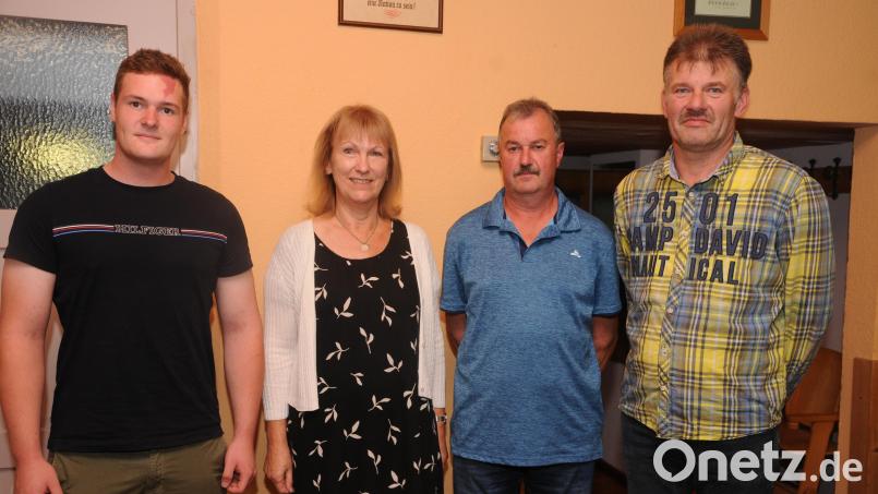 Drei Neue im lebenslangen Ehrenamt: Hannes Pickel, Manfred Maderer und Jürgen Schmidt (von links) legten bei Bürgermeisterin Brigitte Bachmann-Mühlinghaus ihren Amtseid als Feldgeschworene ab. Bild: ge