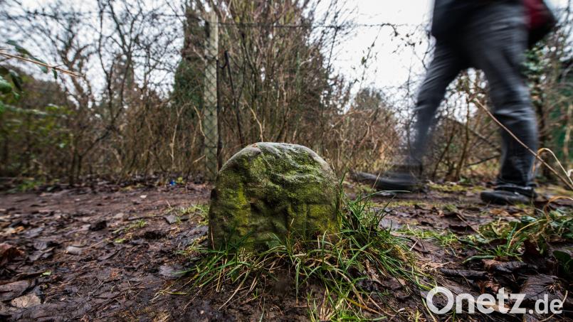 Ein Grenzstein, wie dieser hier, hat seine Berechtigung. Wenn er plötzlich fehlt, kann das für Neustadt am Kulm mitunter kostspielig werden. Symbolbild: Andreas Arnold