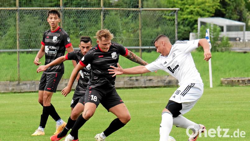 Spielertrainer Marcel Seitz (rechts/Szene aus dem Spiel gegen Rothenstadt) vom SV 08 Auerbach ist nach seiner schweren Verletzung vom Dienstagabend mit Brüchen und Bänderrissen schon wieder optimistisch, auf den Rasen zurückkehren zu können. Archivbild: Rainer Rosenau