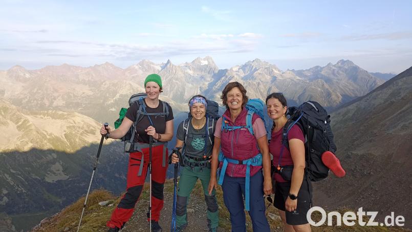 Zu Fuß machen sich vier Frauen aus dem Raum Oberviechtach auf den Weg über die Alpen. Immer wieder belohnen die steilen Anstiege mit atemberaubenden Ausblicken. Bild: jag