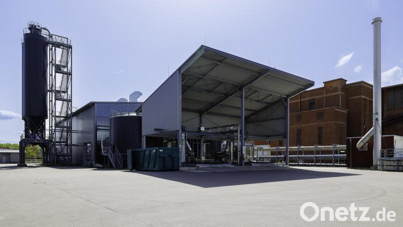 Die Klärschlammtrocknungsanlage in Schwandorf. Anstelle des roten Gebäudes (rechts), das einem Chemie-Unternehmen gehört, könnte eine Klärschlamm-Monoverbrennungsanlage entstehen. Bild: Hösamer