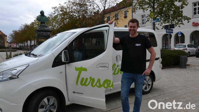 Alois Röckl vom Mietauto-Unternehmen Kopf ist seit 2018 der Hauptorganisator der Baxi-Fahrten innerhalb des Tirschenreuther Stadtgebietes. &quot;Wir haben allein hier über 1000 Fahrten im Monat&quot;, freut er sich über den wachsenden Zuspruch. Den Namen Tursolino hat das elektrisch betriebene Baxi von seinem Vorgänger übernommen, der als größerer Bus schon viele Jahre Stadtrunden in Tirschenreuth gedreht hatte. Bild: as
