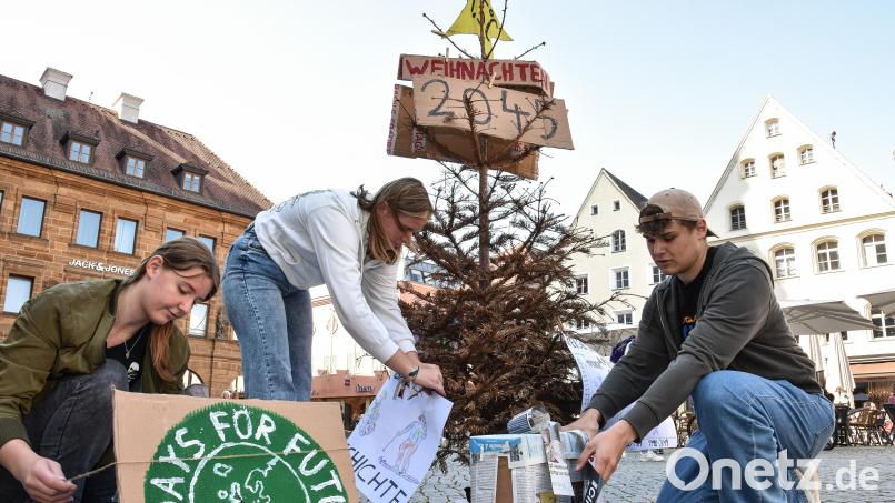 Fridays for Future stellt einen &quot;Christbaum der Zukunft&quot; am Marktplatz in Amberg auf. Bild: Stephan Huber