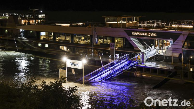 Ein Flusskreuzfahrtschiff hat am Anleger festgemacht. Die Passagiere können die Schiffe nicht verlassen, weil der Anleger im Hochwasser nicht zugänglich ist. Bild: Christoph Reichwein/dpa