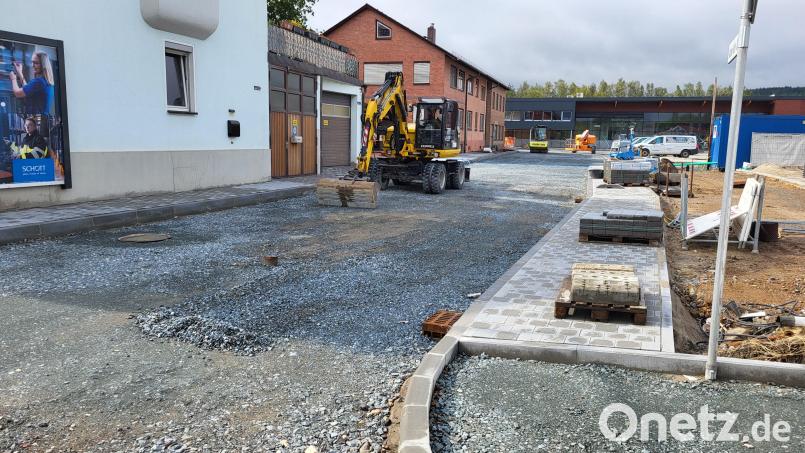 An der Mitterteicher Straße in Waldsassen läuft derzeit der Ausbau der Anton-Hart-Straße, die künftig auch als Zufahrt zum neuen Edeka-Markt Legat (im Hintergrund) dient. Am Dienstag, 24. September, soll die Fahrbahn asphaltiert werden. Bild: Stadt Waldsassen/exb