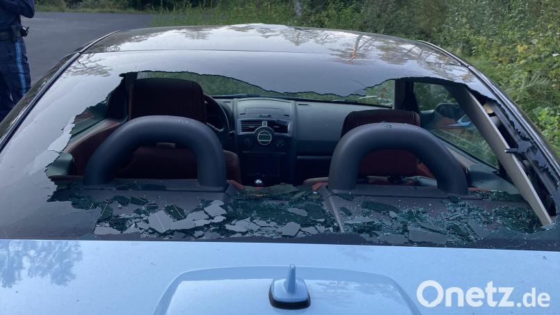 In der Heckscheibe des demolierten Renault klafft nun ein riesiges Loch. Bild: Polizei Neustadt/WN