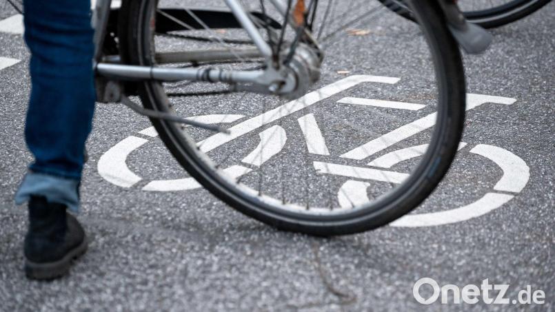 Ein betrunkener Radfahrer stürzte im Stadtgebiet Waldershof und verletzte sich schwer am Fuß. Symbolbild: Jonas Walzberg/dpa