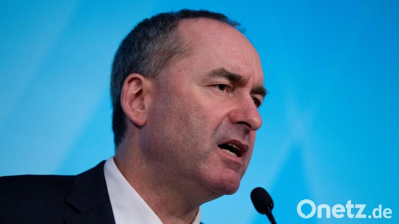 Hubert Aiwanger wirbt für schwimmende Photovoltaik-Anlagen. (Archivbild) Bild: Sven Hoppe/dpa