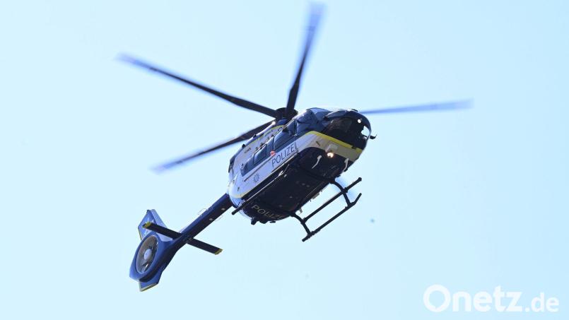 Bei der Suche nach dem Mann stieg auch ein Polizeihubschrauber auf. Bild: Felix Hörhager/dpa