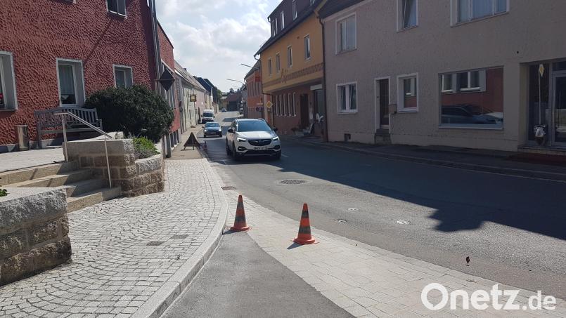 Moosbachs Schul- und Kindergartenkinder haben täglich am Morgen einen sehr gefährlichen Gang zur Schule und zum Kindergarten. Mittlerweile ist die Ortsdurchfahrt auch zu einer sehr frequentierten Route in das Nachbarland Tschechien geworden. Bild: gi