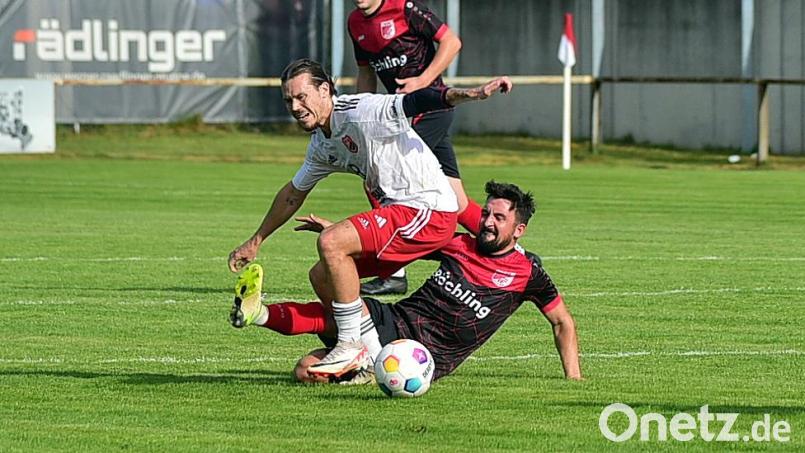 David Bezdicka (links) erzielte den Siegtreffer für den SC Luhe-Wildenau. Christoph Schwandner vom TB Roding flog mit Rot vom Platz. Bild: dme
