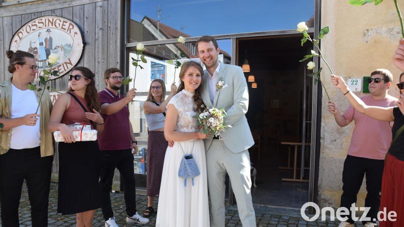 Jugendfreunde überraschten Jasmin Hörner und Dr. Christian Ziegler nach ihrer Trauung im Steinstadel mit einem Spalier. Bild: hdk