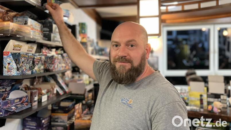 Alex Meidinger hat vor eineinhalb Jahren den „Card Game Store“ in Pirk eröffnet. Bild: Dominik Hopperdietzel