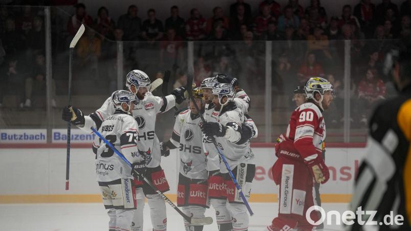 Der Knoten ist im Nebel von Bad Nauheim geplatzt: Die Blue Devils Weiden bejubelten den ersten Saisonsieg in der DEL2. Matchwinner war am Sonntag "Goldhelm" Tyler Ward (Mitte). Bild: A. Chuc