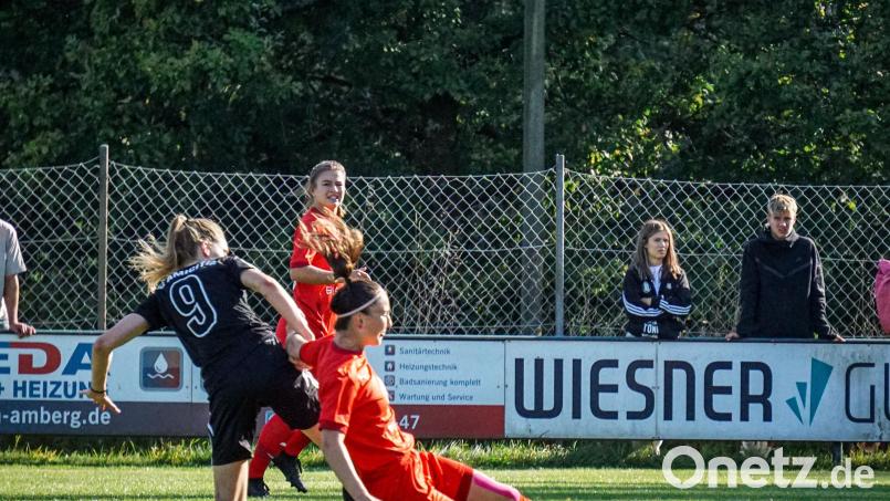 Anna Kreißl (rechts) vom TSV Theuern im Zweikampf mit Mona Schomber. Im Hintergrund beobachtet Anna Luschner die Situation. Bild: Hannah Dirscherl/exb