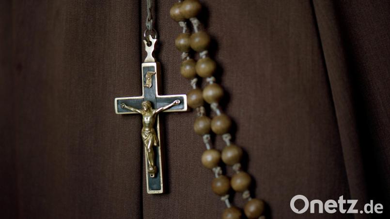 Die Fehler des Ordens: Die Missbrauchsstudie der Franziskaner-Minoriten zeigt, wie der Orden mutmaßliche Täter schützte und weitere mutmaßliche sexuelle Übergriffe ermöglichte. Auch im Fall des Paters, der jahrelang in Neustadt/WN tätig war. Symbolbild: Arno Burgi/dpa