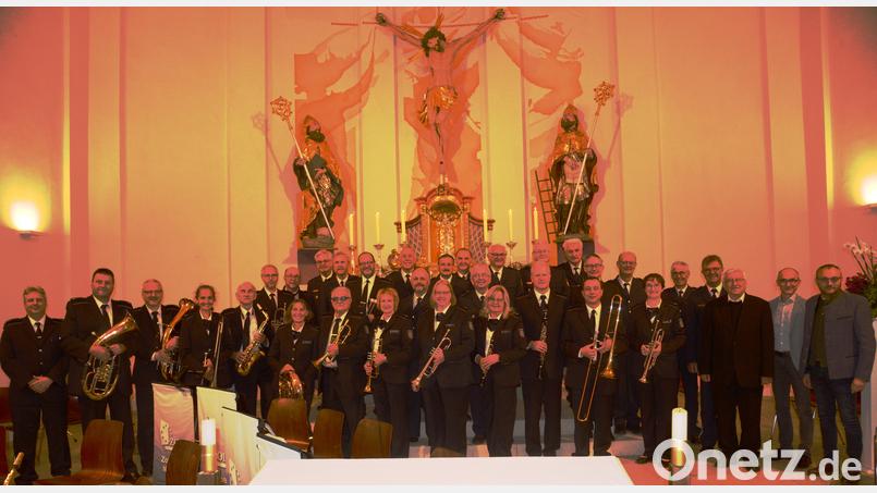 Die Zollkapelle Nürnberg und der Polizeichor Weiden begeistert die Besucher beim Konzert in der St. Emmeram. Stefan Illek (Zweiter von rechts) spricht über Tradition und Brauchtum. Bürgermeister Markus Bauriedl (rechts) begrüßt die Besucher und alle Mitwirkenden. Bild: bey