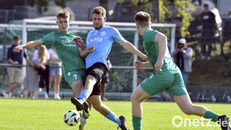 Enges Aufeinandertreffen im Mittelfeld zwischen Simon Pirner (links) vom 1. FC Schlicht und Felix Zislsperger (rechts) vom FV Vilseck. Aus: 1. FC Schlicht - FV Vilseck 3:0. Bild: Hubert Ziegler