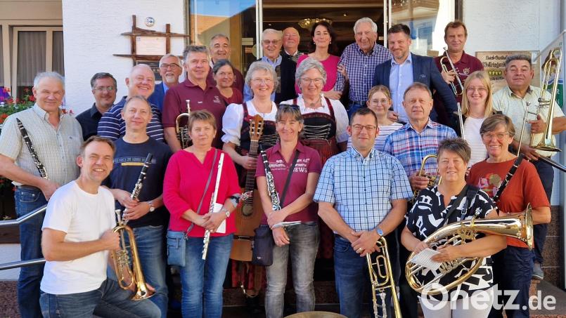 Josef Nerf (obere Reihe, Dritter von rechts) freut sich über die musikalischen Glückwünsche und den Besuch von Bürgermeister Peter Neumeier (rechts daneben). Bild: mab