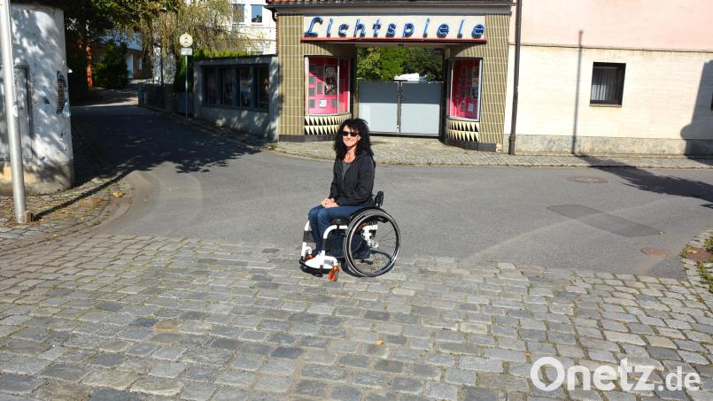 Doris Scharnagl-Lindinger bittet die Stadt, die Pflasterflächen der öffentlichen Straße am Johannisplatz durch einen Asphaltbelag zu ersetzen, um Menschen im Rollstuhl oder mit Rollator das Vorankommen zu erleichtern. Bild: jr