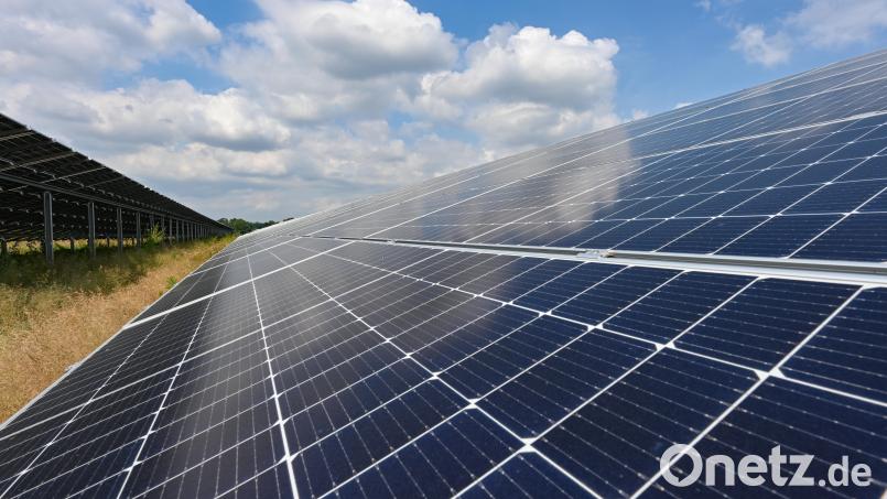Der neue Bürgersolarpark Scheckenhof soll einmal rund 20 Hektar haben. Nun gab der Stadtrat Neustadt am Kulm grünes Licht für die Errichtung. Symbolbild: Patrick Pleul/dpa