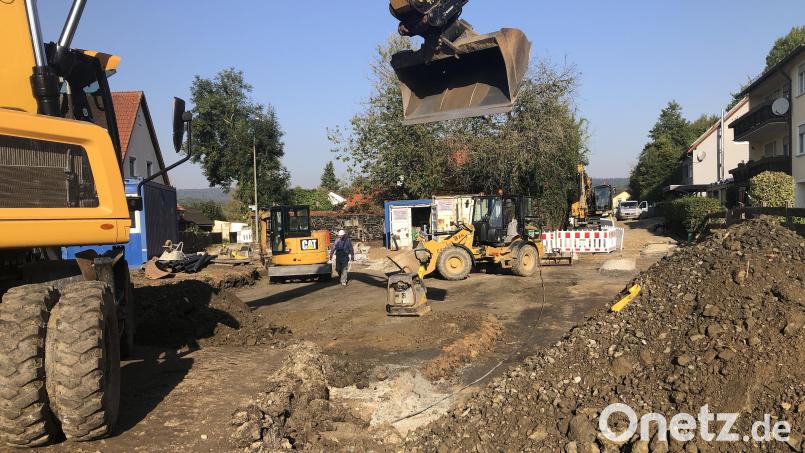 Derzeit läuft in Triebendorf, das zur Marktgemeinde Wiesau gehört, die Dorferneuerung. Die Behinderungen sind unumgänglich, damit aus dem Dorf, wie Toni Dutz betonte, das schönste Dorf werden kann. Bild: wro