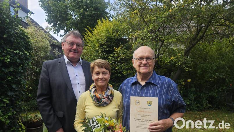 Bürgermeister Hans-Martin Schertl (links) überbringt dem Jubelpaar Christine und Karl-Heinz Grollmisch persönlich die Glückwünsche zur Goldenen Hochzeit. Bild: Stefanie Gradl