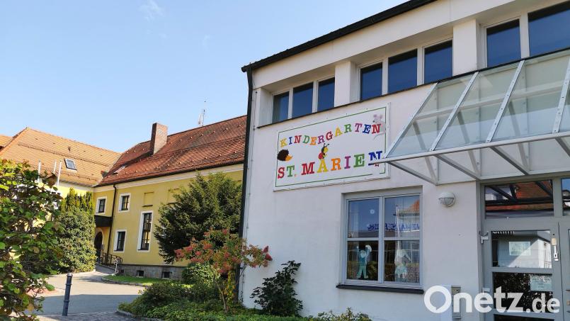 Der Kindergarten &quot;St. Marien&quot; Oberviechtach wartet seit Jahren auf die Sanierung. Nach aktuellem Stand soll das Ausweichquartier im gegenüberliegenden Pfarrheim ab Frühjahr 2025 bezogen werden können. Bild: Portner