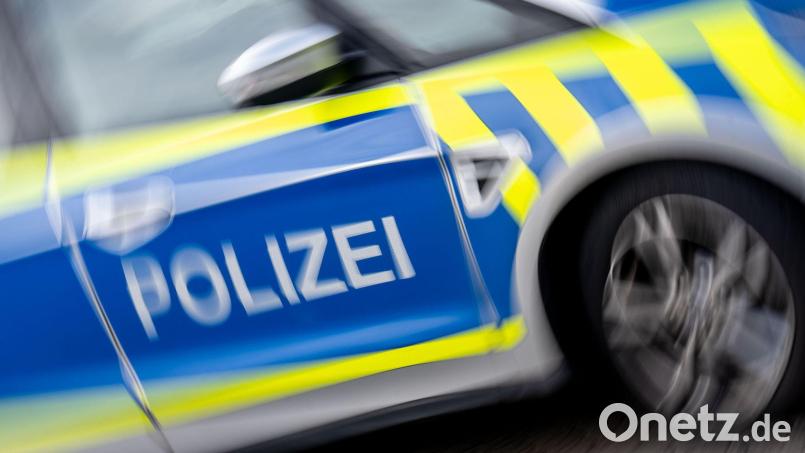 Mitarbeiter ertappten einen 13-Jährigen aus Selb, als er eine Trainingsjacke aus einem Sportgeschäft schmuggeln wollte. Symbolbild: Hendrik Schmidt/dpa