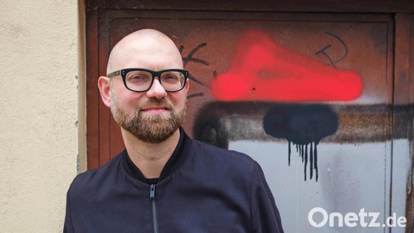 Mit Schriftsteller Markus Ostermair startet Nora Gomringer die dritte Auflage ihrer literarisch-musikalischen Late Night &quot;Tinte &amp; Terz&quot; im Stadttheater Amberg. Bild: Christian Jungeblodt/exb