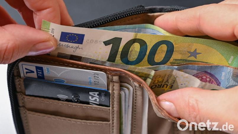 Ein Ehepaar aus dem Amberger Umland freut sich über einen ehrlichen Finder. Symbolbild: Patrick Pleul/dpa