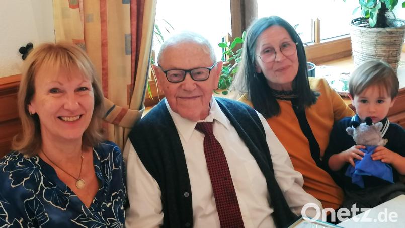 Der Jubilar Heinrich Hubner freute sich an seinem 95. Geburtstag über die Glückwünsche der Bürgermeisterin der Gemeinde Birgland, Brigitte Bachmann (links), sowie von Tochter Brigitte und Urenkel Ludwig. Bild: no