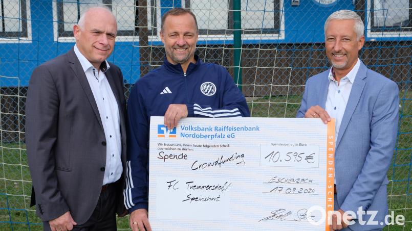 Eine Crowdfunding-Aktion mit über 10.000 Euro Spendenaufkommen gibt es selten. Zu den Glücklichen zählt der FC Tremmersdorf/Speinshart. Die Übergabe des symbolischen Schecks an Volksbank/Raiffeisenbank-Filialleiter Richard Götz, FC-Vorsitzenden Wolfgang Seitz und Stefan Schedl, Regionalmarktleiter des Geldinstituts (von links). Bild: do