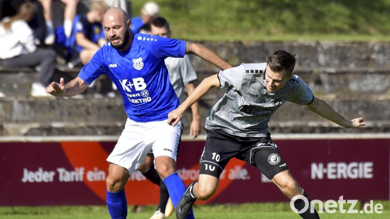 Philipp Witzel (rechts) hat hier im Zweikampf mit Niko Becker das Nachsehen. Das Duell zwischen Rosenberg und Ursulapoppenricht endete 3:3. Bild: Hubert Ziegler