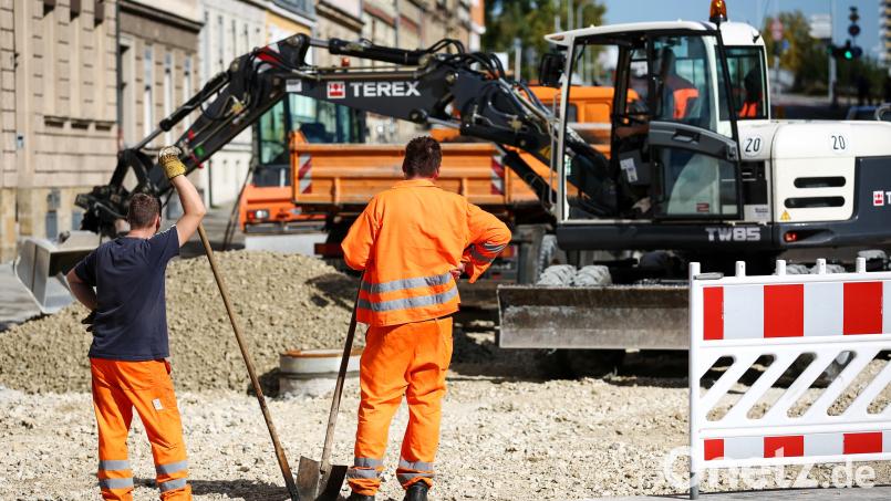 Die Bauwirtschaft braucht mehr Lehrlinge, die die Bauberufe von der Pike auf lernen. Firmen wie das Traditionsunternehmen Gebr. Donhauser Bau GmbH und Co.KG setzen dabei auch auf die Ausbildung junger Flüchtlinge. Symbolbild: Ebener/dpa