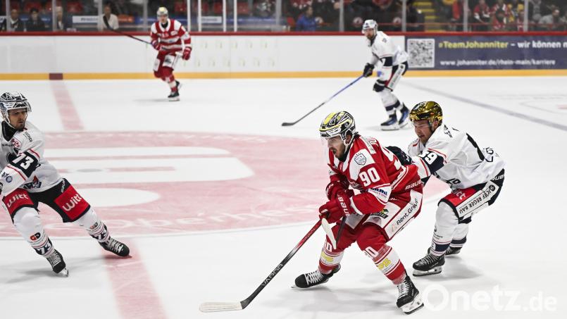 Tyler Ward fällt derzeit nicht nur mit seinem goldenen Helm als Top-Scorer der Blue Devils auf. Mit seinen beiden Treffern in Bad Nauheim war der Kanadier zudem der Matchwinner beim 3:2-Premierensieg in der DEL2. Bild: Florian Dehn